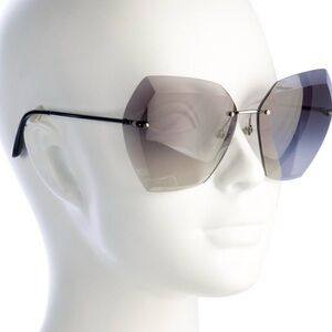 CHANEL Oversized Gradient Sunglasses